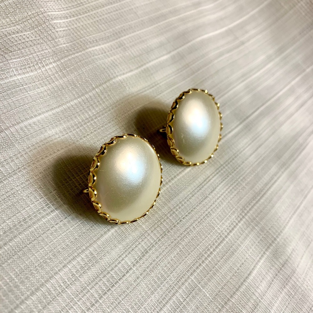 Vintage Mother of Pearl Disc Clip-on Earrings